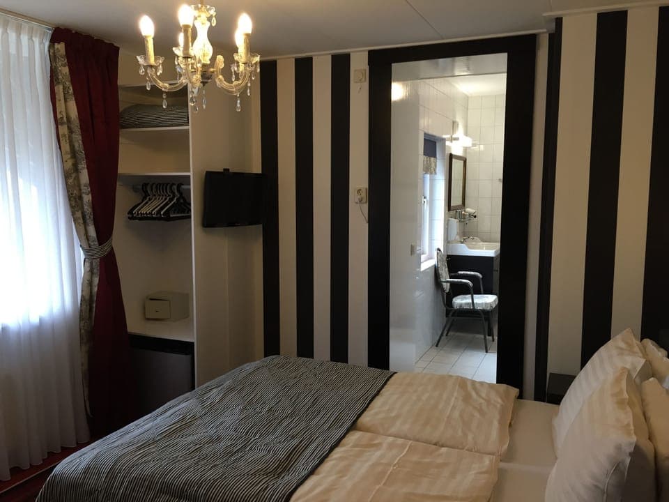 Double Room | In-room safe, desk, soundproofing, free WiFi