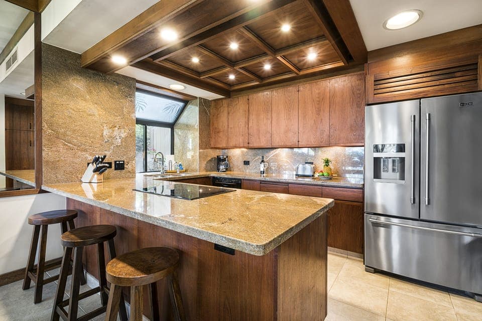 Fully Equipped Kitchen with Breakfast Bar, Refrigerator and Coffee Maker