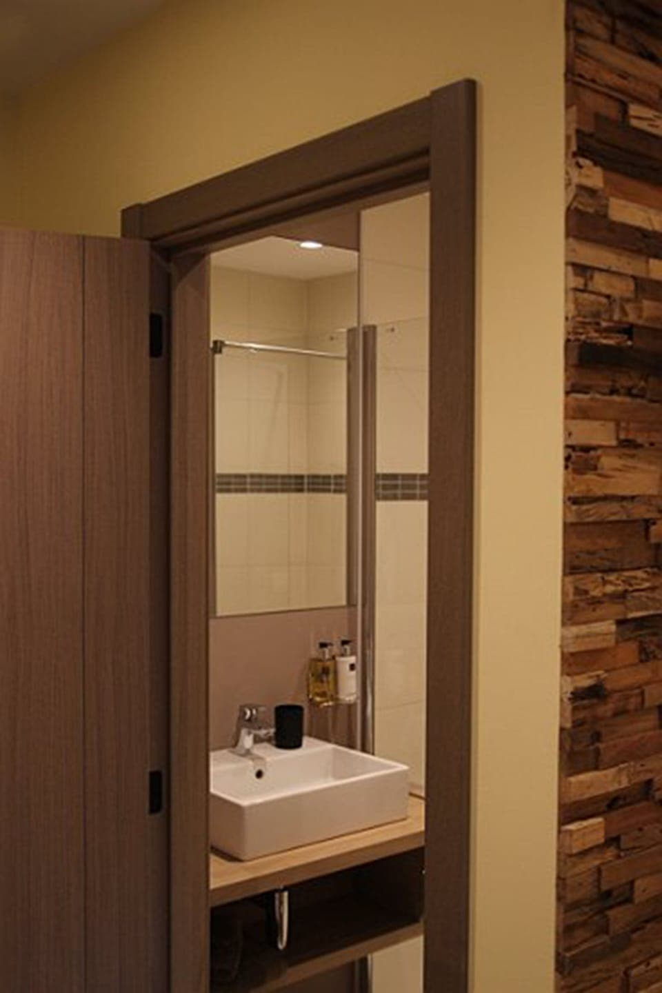 Double Room (Lente) | Bathroom | Free toiletries, hair dryer, bathrobes, towels