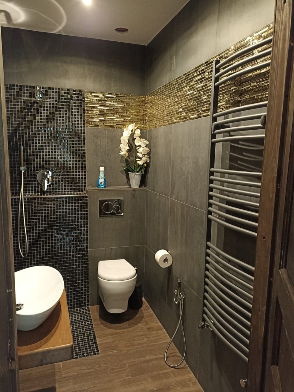 Exclusive Double Room, 1 King Bed | Bathroom | Shower, rainfall showerhead, hair dryer, bidet