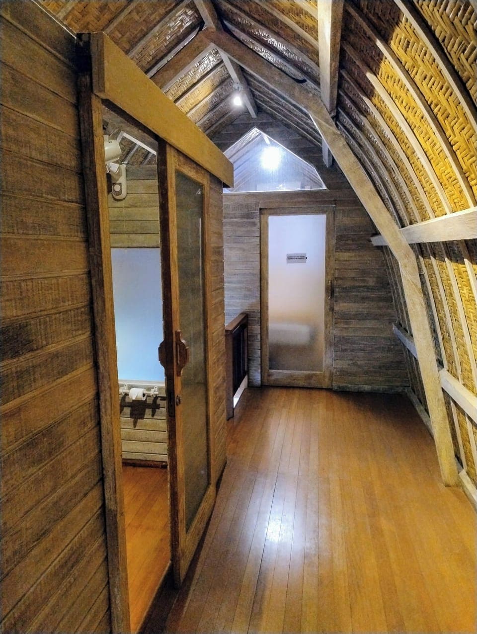 hall way between bed rooms