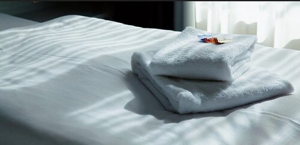 Hypo-allergenic bedding, desk, blackout drapes, free WiFi