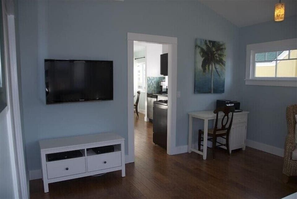 Living Room with 42' HDTV