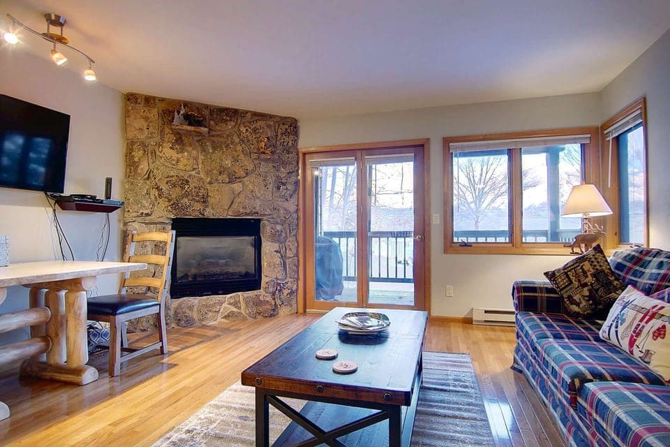 Enjoy your morning cup of coffee while taking in the beautiful mtn views from the living area.