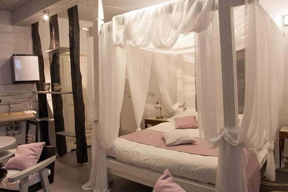 Comfort Double Room (Palj) | Premium bedding, down comforters, pillowtop beds, in-room safe