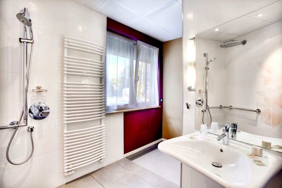 Triple Room | Bathroom | Hair dryer, towels, soap, shampoo