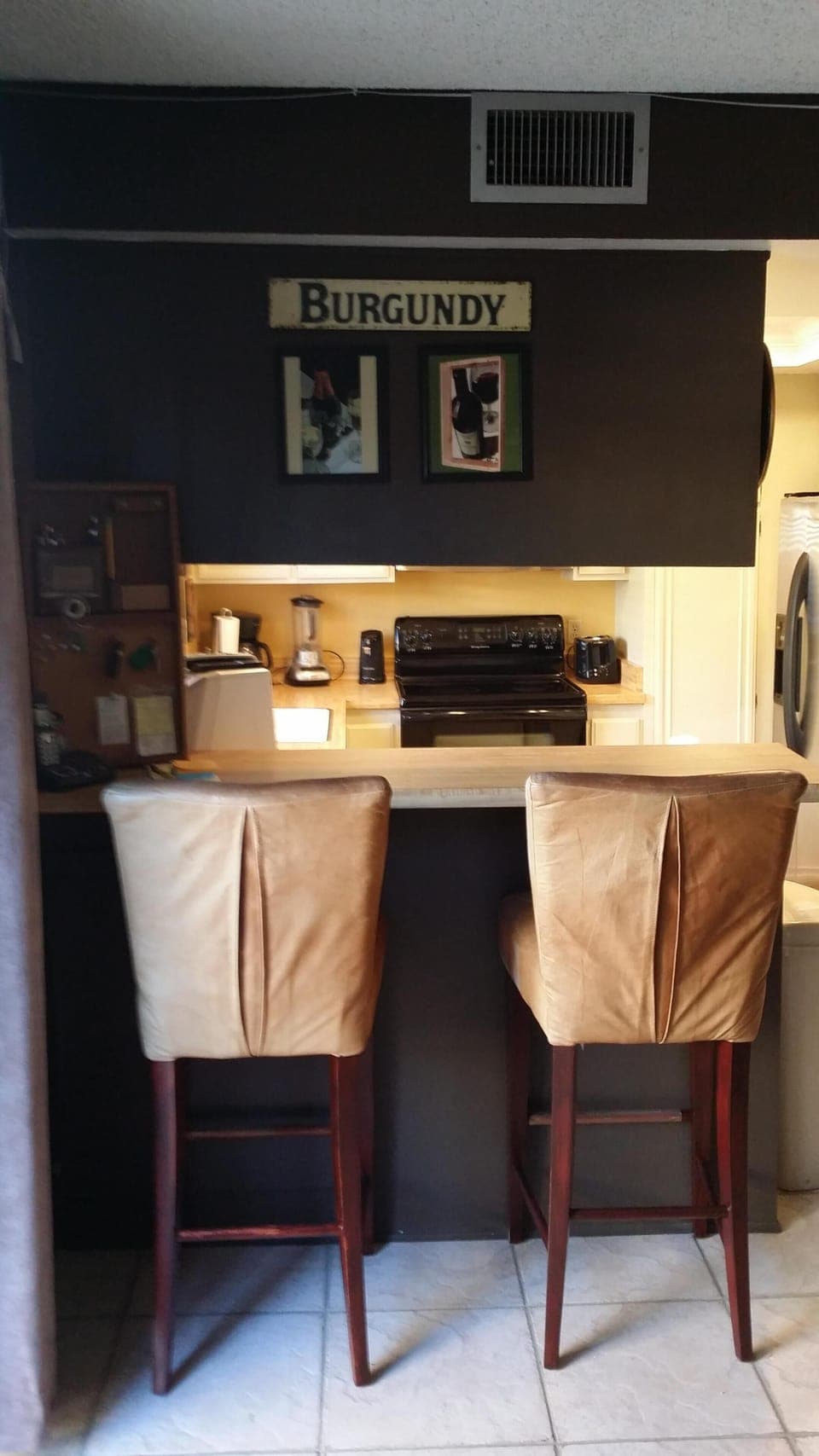Breakfast counter to have brunch,entertained by the cook or just enjoy coffee.