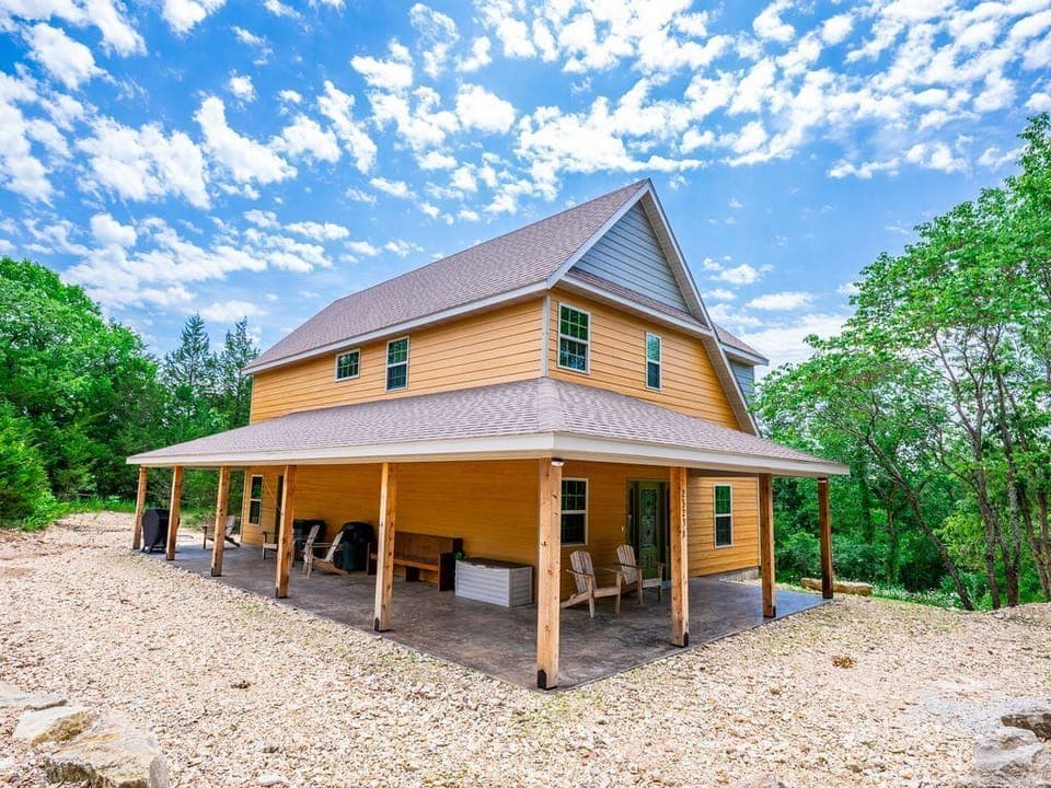 That porch is waiting for a game of washers (they are in the deck box)!