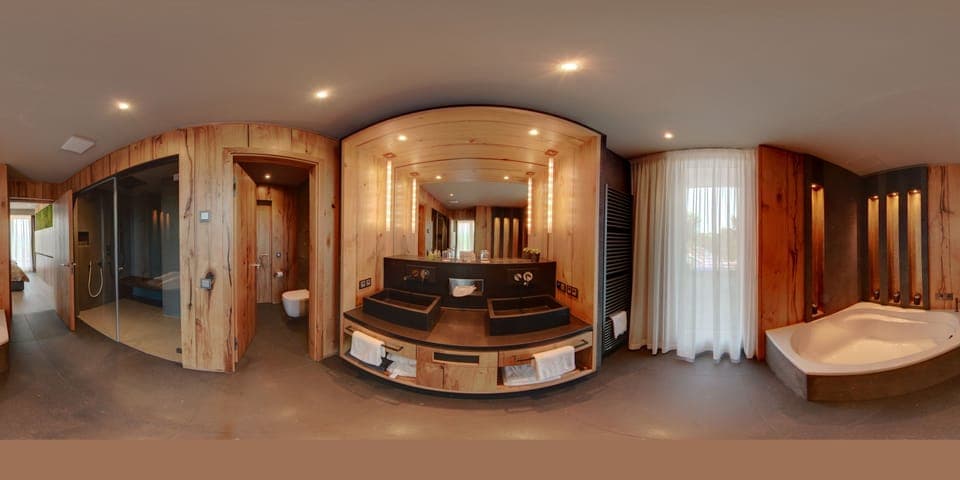 Suite | Bathroom amenities | Towels