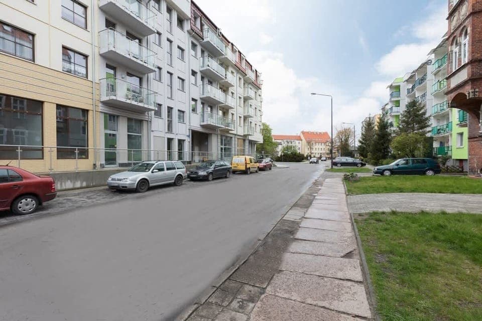 Friendly and quiet surrounding area located near the atmospheric park.