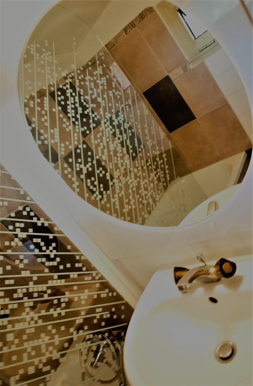 Combined shower/tub, deep soaking tub, hydromassage showerhead