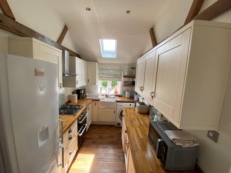 Fully equipped kitchen with dishwasher and washing machine