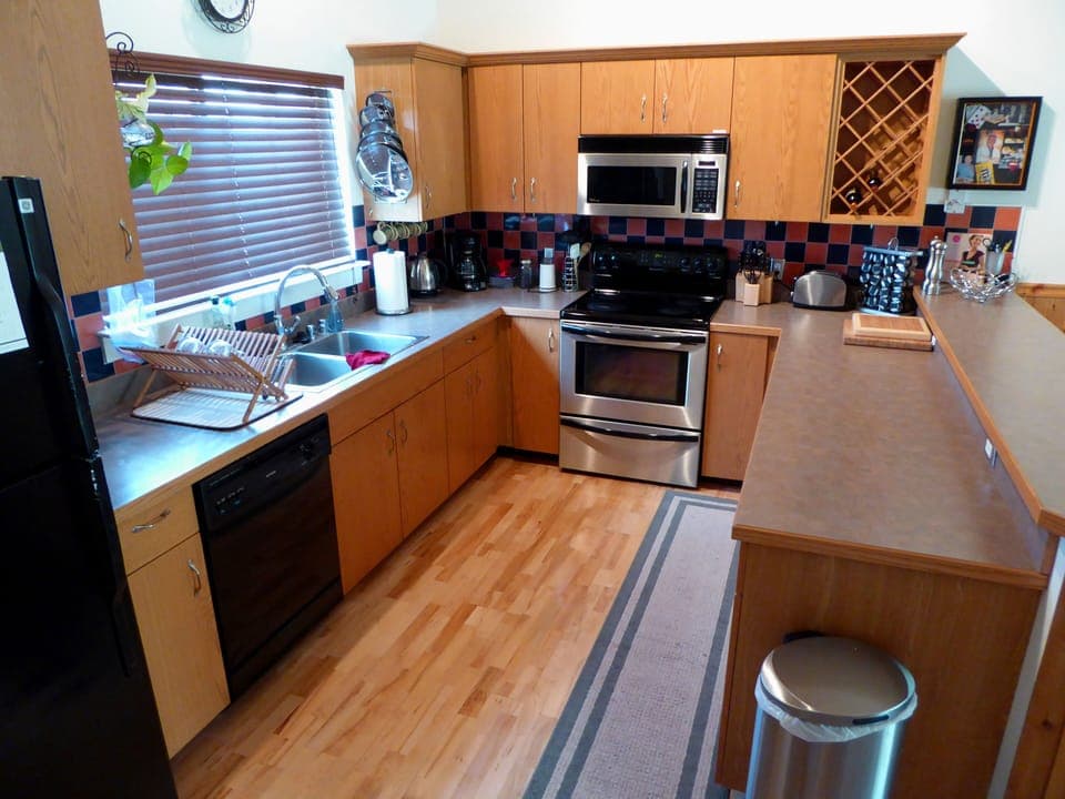 Gourmet kitchen fully equipped: wok, blender, griddle, crock pot, staples, etc.