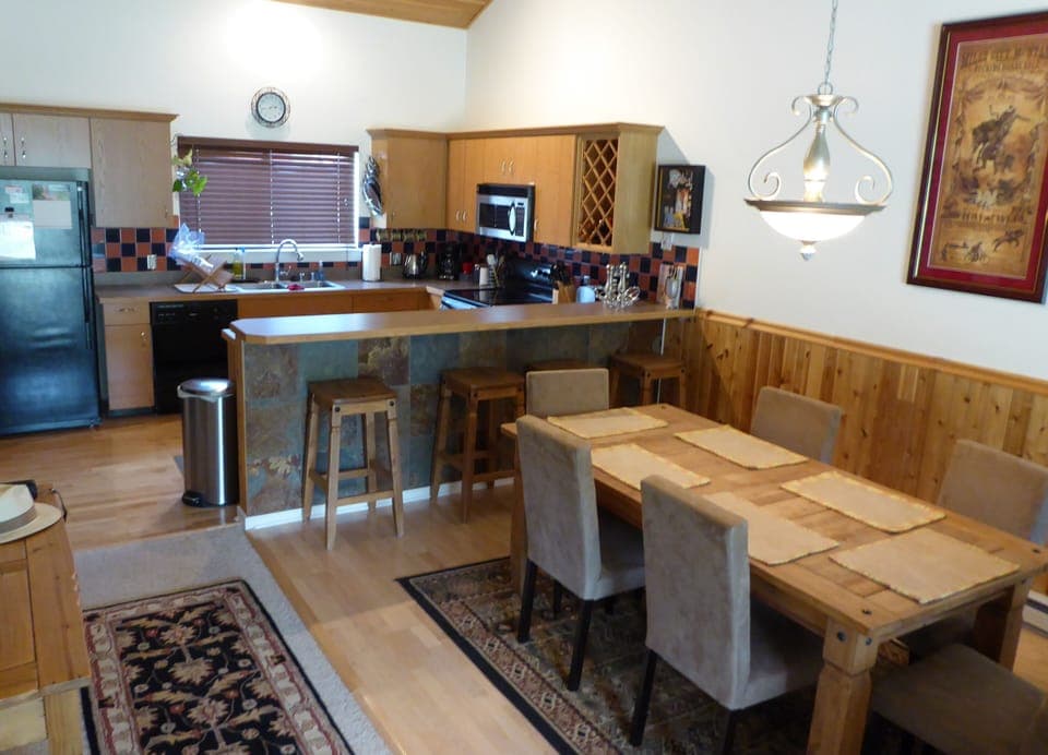 Dining room seats 6,  breakfast bar seats 4