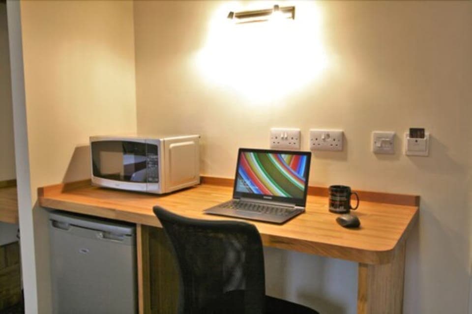 Suite | Desk, iron/ironing board, free WiFi, bed sheets