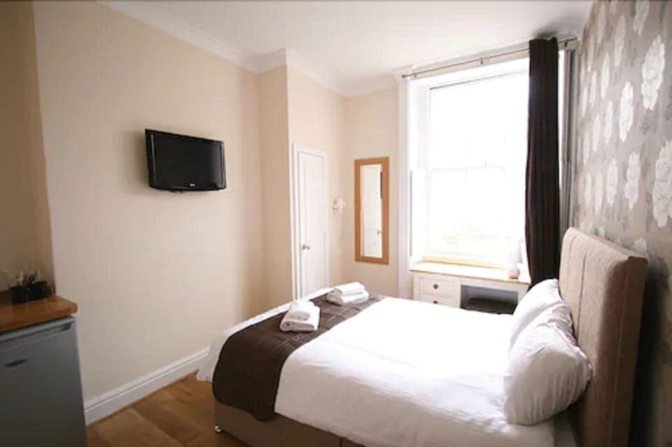 Single Room, 1 Twin Bed | Desk, iron/ironing board, free WiFi, bed sheets