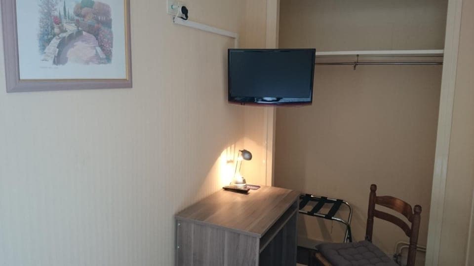Desk, iron/ironing board, free WiFi, bed sheets