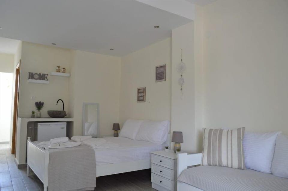 Studio, 1 Double Bed with Sofa bed, Sea View, Ground Floor | Iron/ironing board, free WiFi, bed sheets