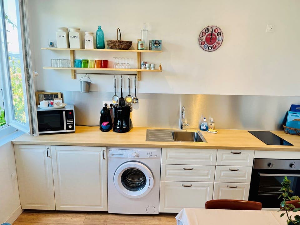 Comfort Apartment, Multiple Beds, Patio | Private kitchen | Fridge, microwave, oven, stovetop