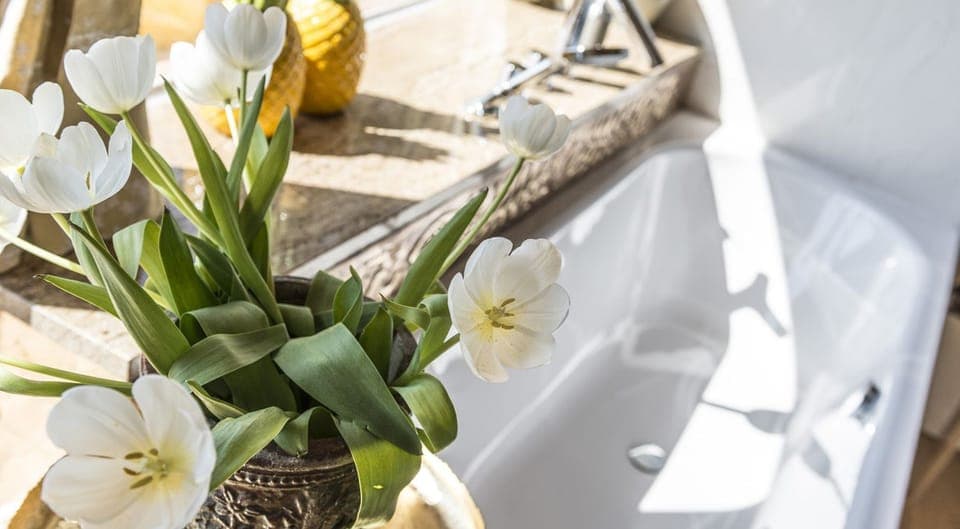 Deep soaking bathtub