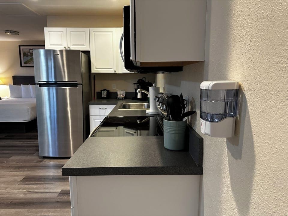 Captain's Quarters, No Pets | Private kitchen | Mini-fridge, microwave, coffee/tea maker