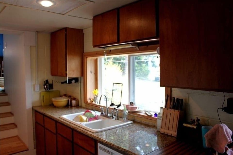 Fully equipped kitchen.