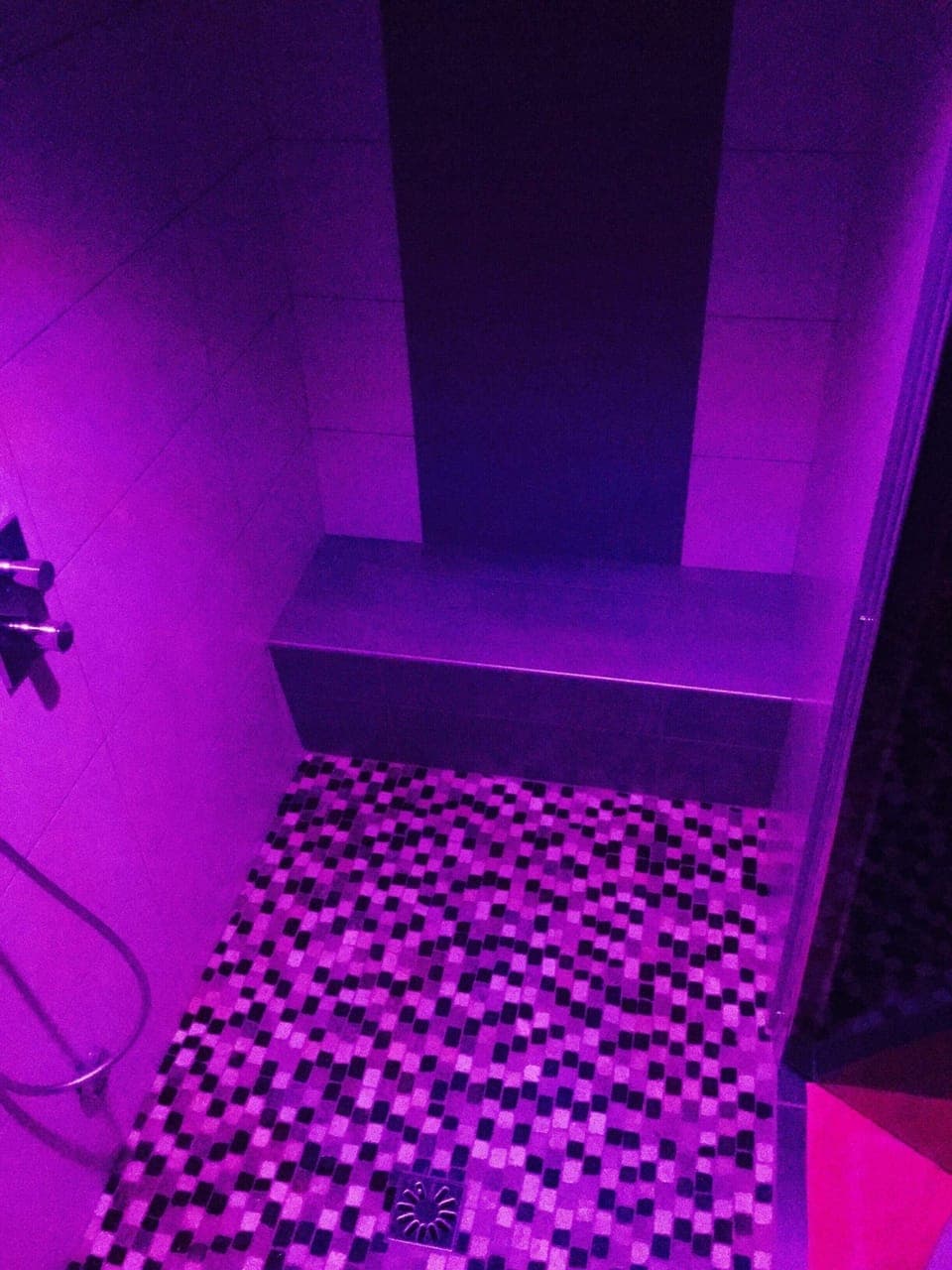 Superior Room | Bathroom shower