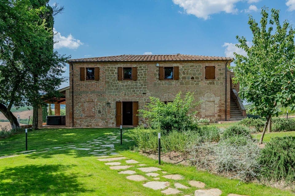 Winery Luxury Villa immersed in the area of the Nobile di Montepulciano docg.