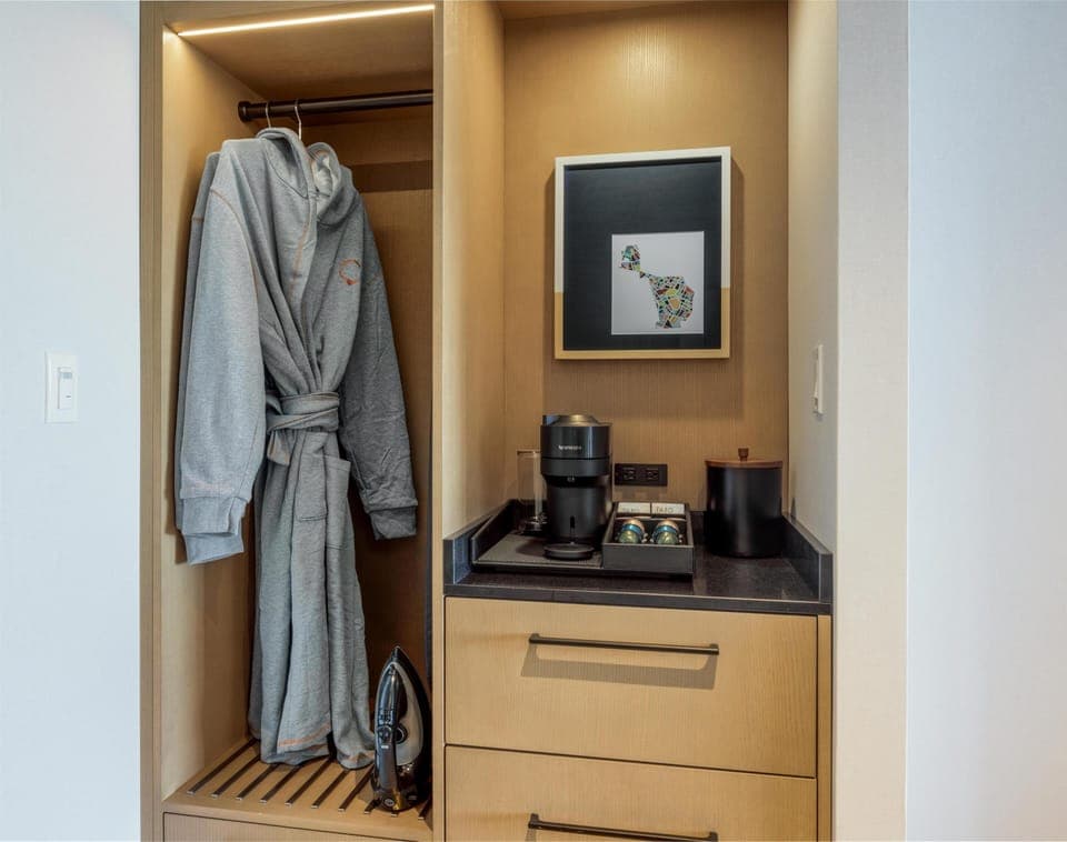 1 bedroom, premium bedding, in-room safe, desk