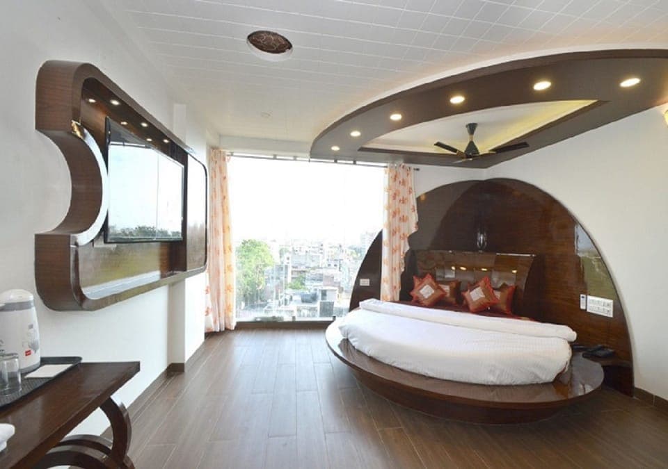 In-room safe, soundproofing, free WiFi, bed sheets