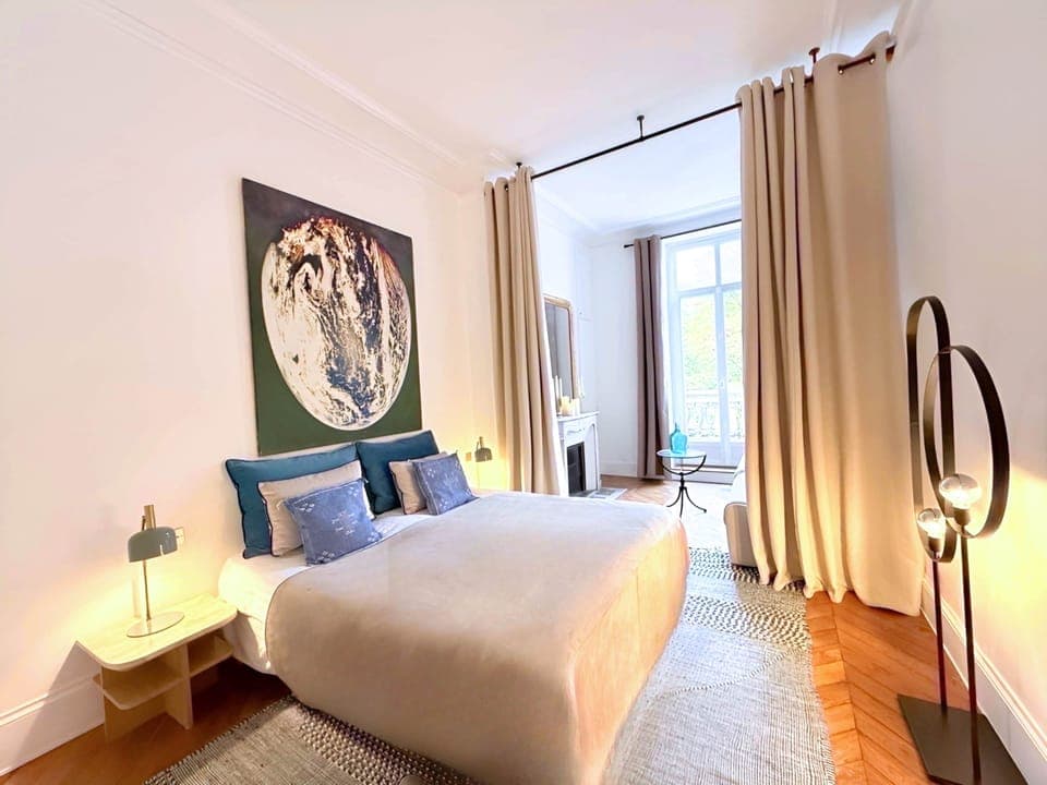 PARIS LYRIQUE – Chambre 1 élégante avec lit king size 180x200 pour un confort absolu