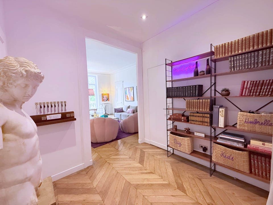 PARIS LYRIQUE – Entrée raffinée et lumineuse avec sa bibliothèque