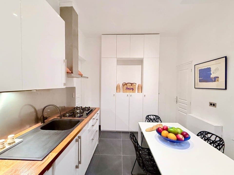 PARIS LYRIQUE – Cuisine spacieuse au style contemporain