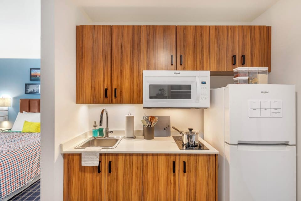 Studio Suite, 1 Queen Bed, Non Smoking, Kitchen | Private kitchen | Fridge, microwave, stovetop, coffee/tea maker