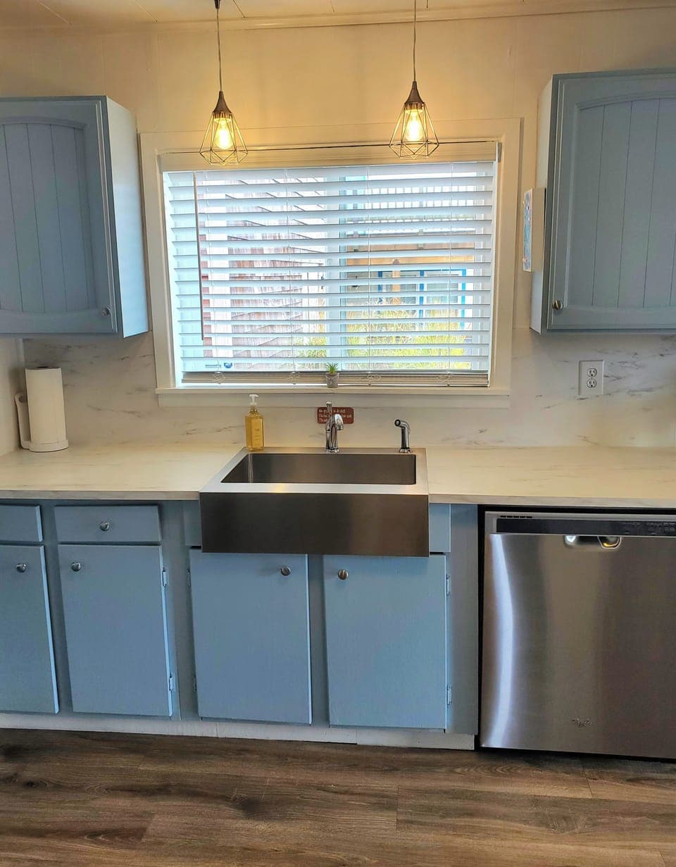 Bright Modern kitchen w/Stainless steel Dishwasher, Oven, Apron sink & Microwave