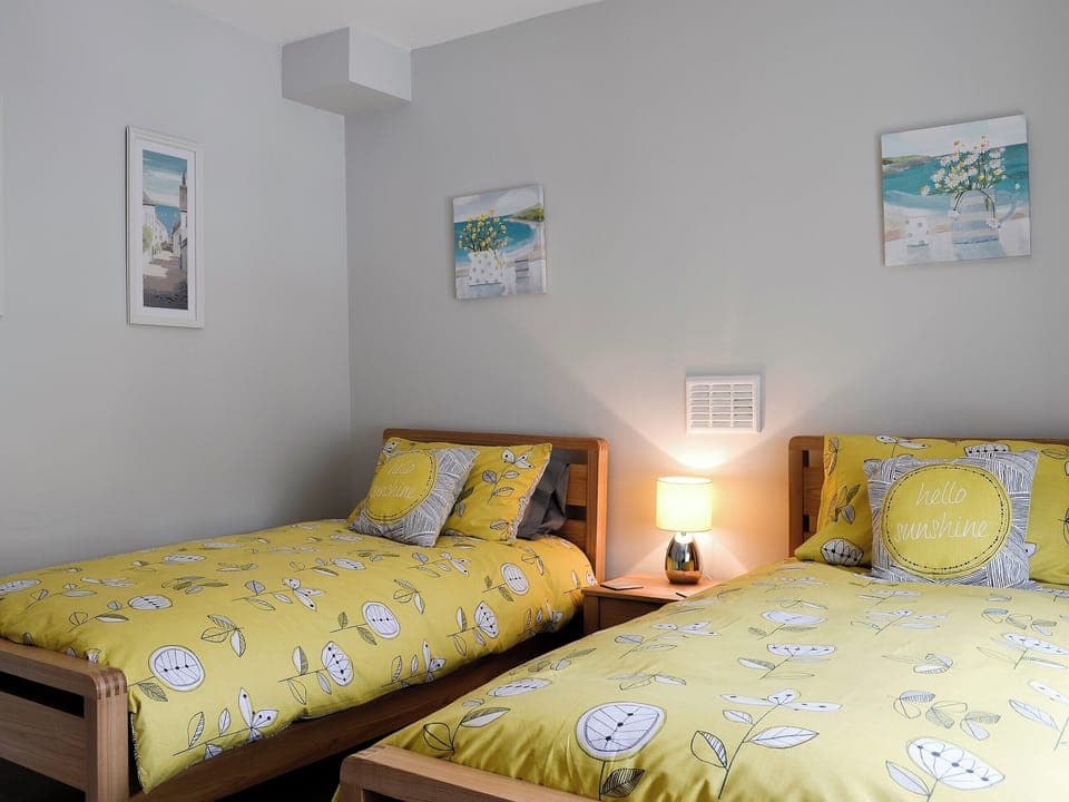 Twin bedroom | Club Cottage, Bowness-on-Windermere