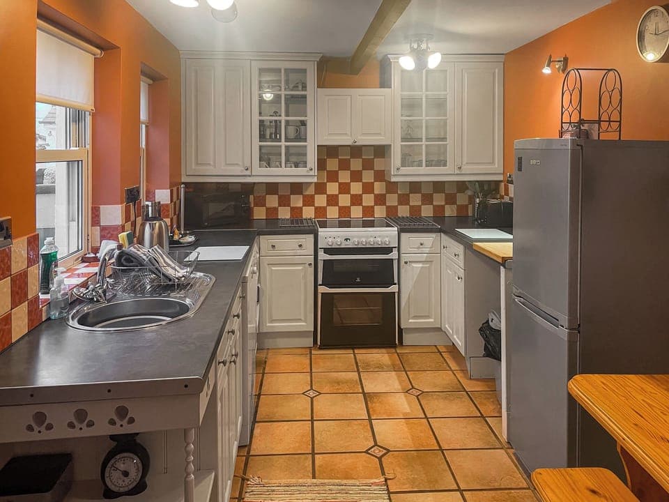 Kitchen with dishwasher and washing machine | Bay Cottage, Keswick
