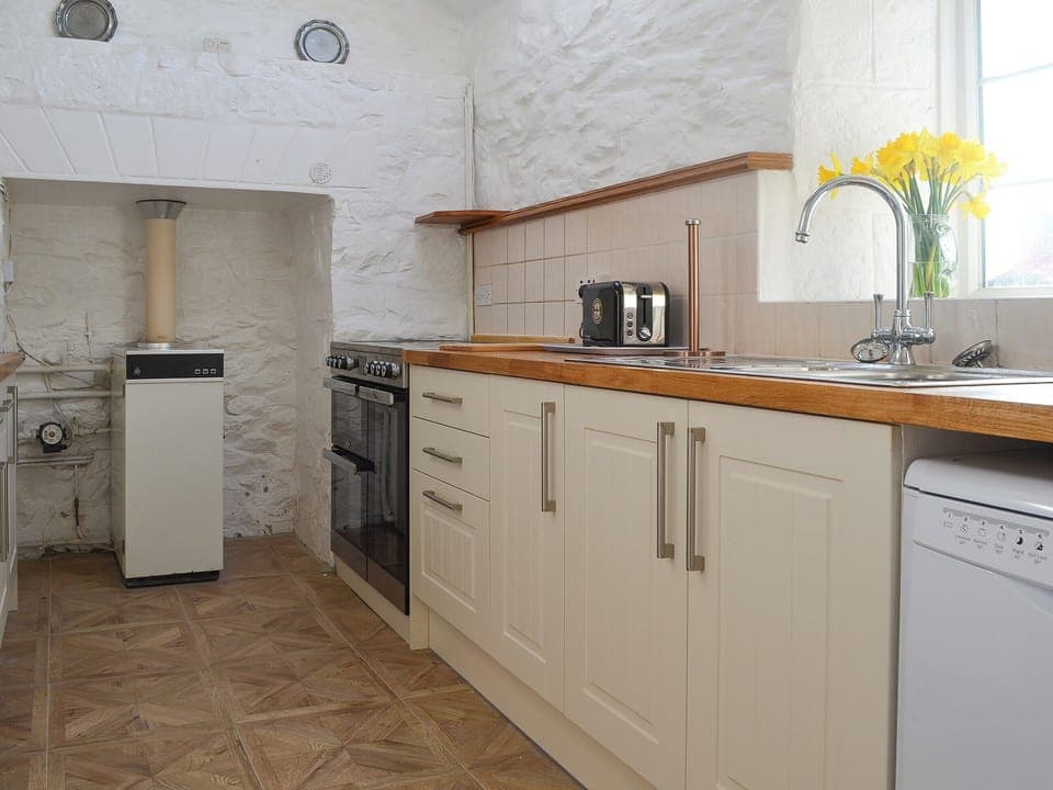 Lovely fitted kitchen | Porth Colmon Farmhouse, Porth Colmon, near Pwllheli