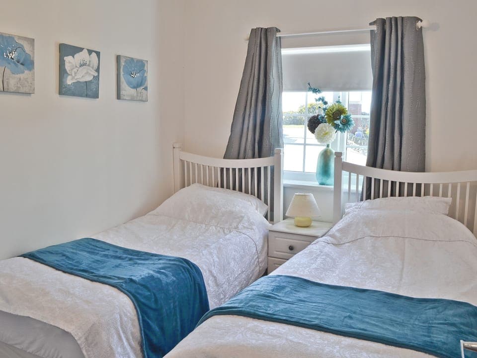 Twin bedroom | The Snug, Caergeiliog, nr. Holyhead