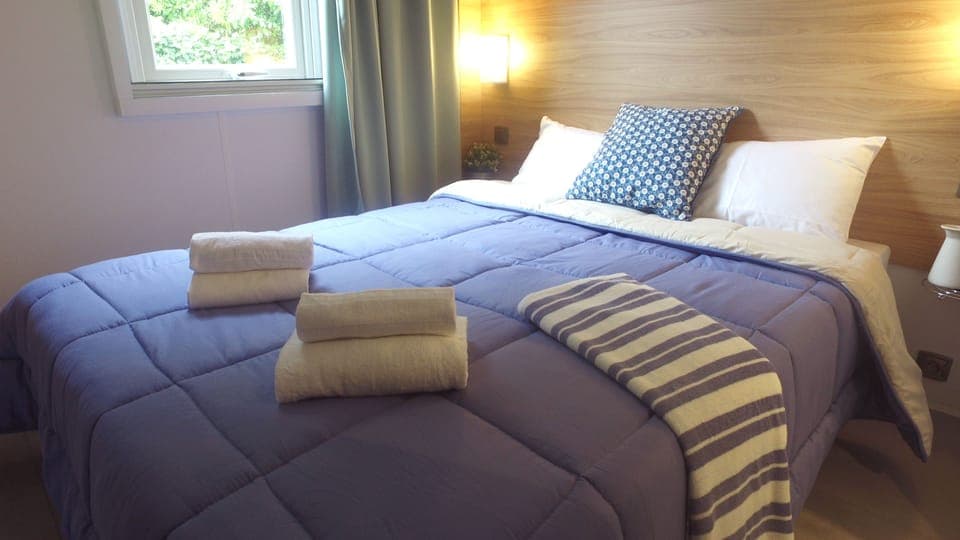 Mobile Home, 3 Bedrooms (6 pers) | Individually decorated, individually furnished, bed sheets