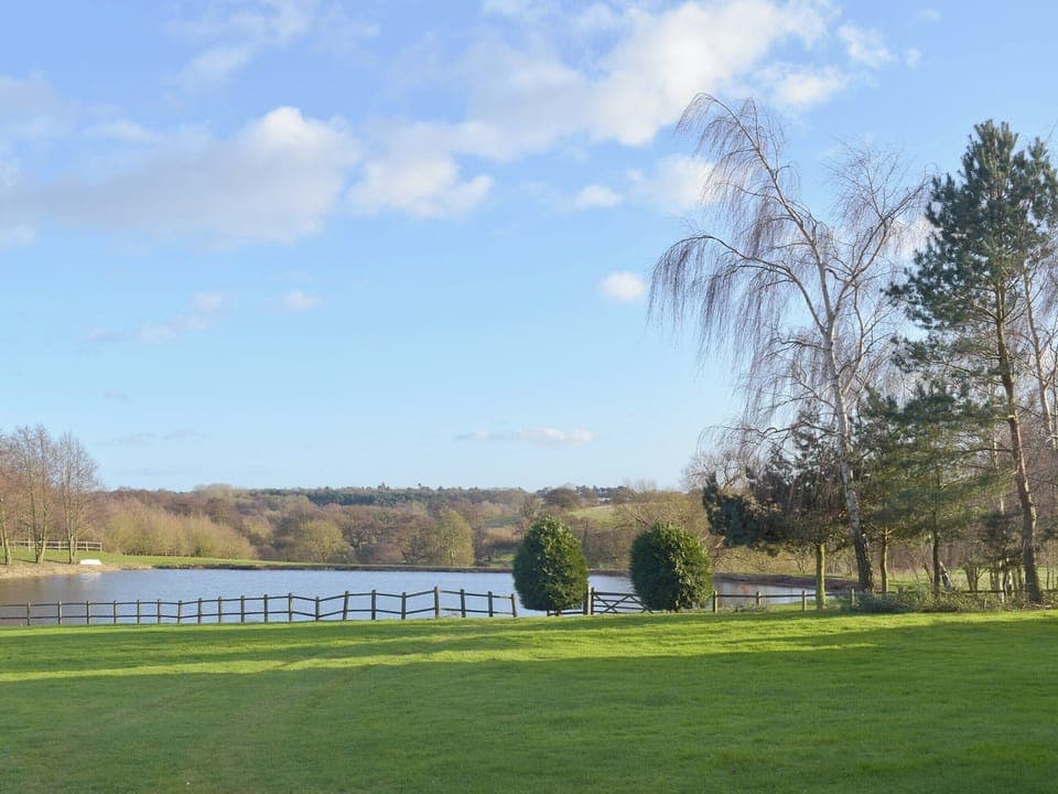Lake within grounds of property | Granary Cottage, Tattingstone, near Ipswich