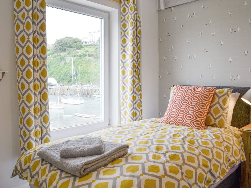 Good-sized twin bedroom | Blue Beach House, Ilfracombe