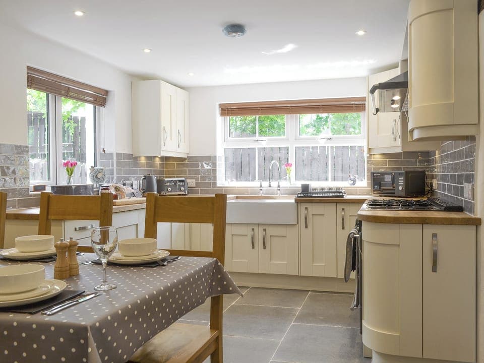 Airy kitchen/diner | Bryn Salem - Cewydd Cottages, Cwm-Cewydd, near Machynlleth
