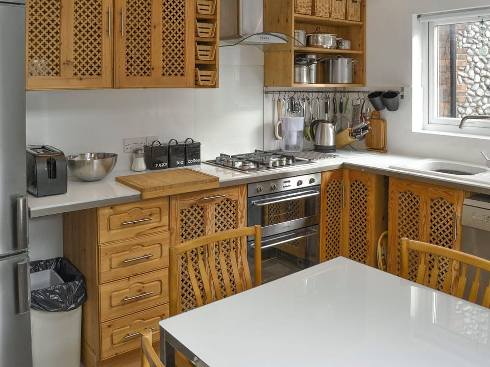Well-equipped kitchen with double oven, dishwasher, washing machine and microwave | The Seahorses - Seahorses, Sheringham