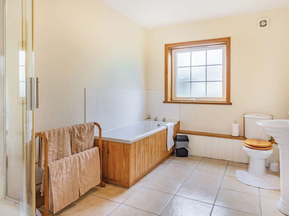 Bathroom | Leedale Cottage, Saltmarshe, near Howden