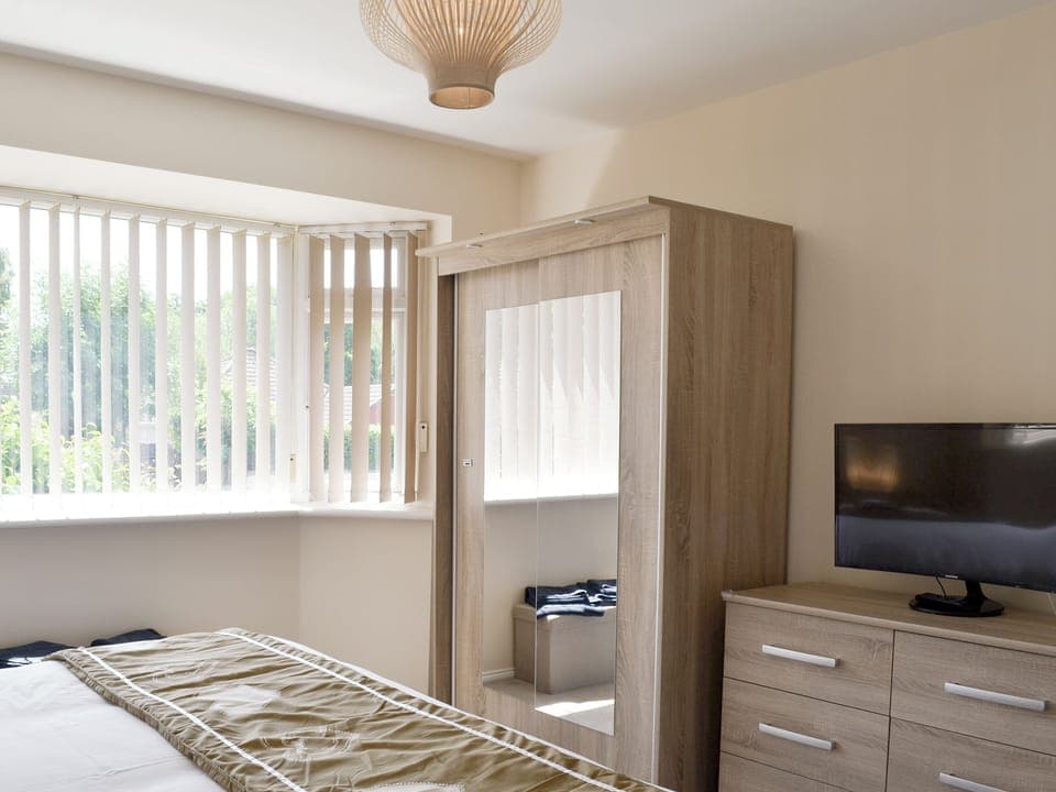 Relaxing double bedroom | Jasper, Broadstone, near Bournemouth