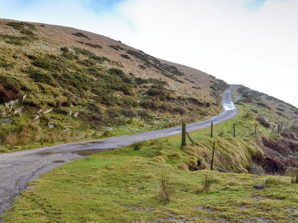 Single track leading to the property | Nield Bank Bungalow, Quarnford, near Buxton