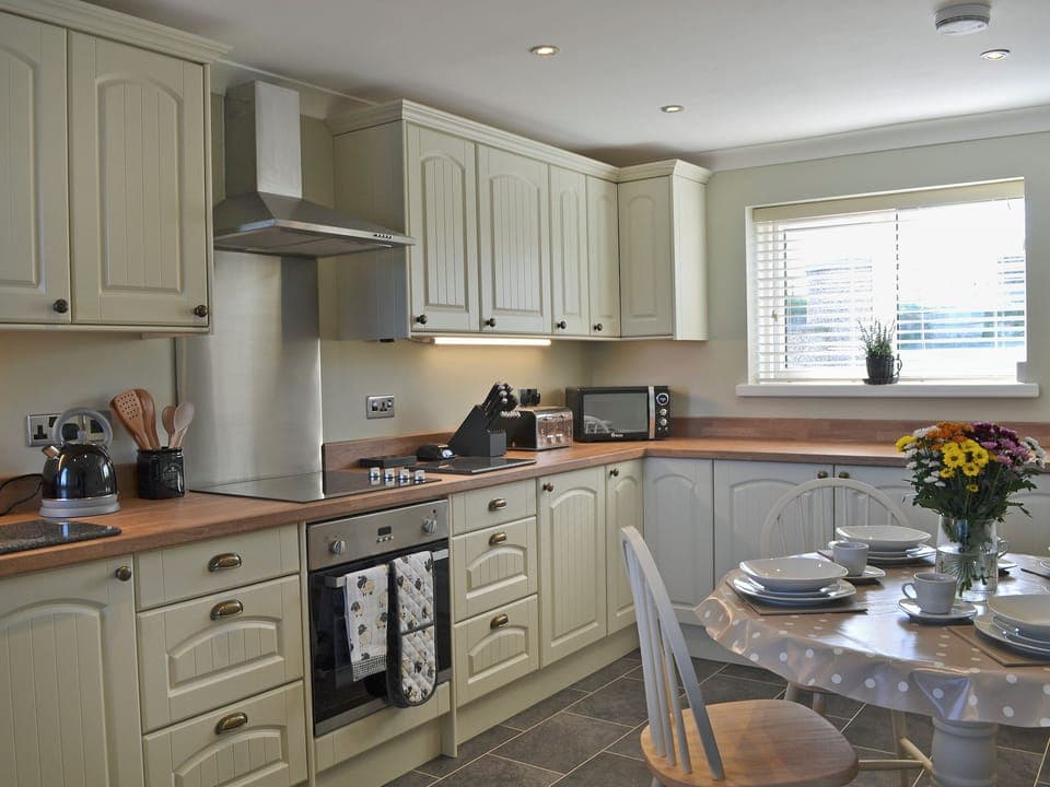 Tastefully modernised kitchen/dining room | Bwthyn Tyddyn Sachau, Y Ff&ocirc;r, near Pwllheli