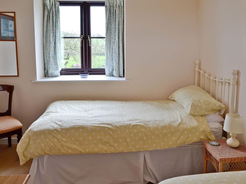 Twin bedroom | The Old Haybarn, Knole