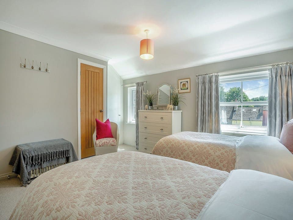Twin bedroom | Halfehill Cottage, Richmond